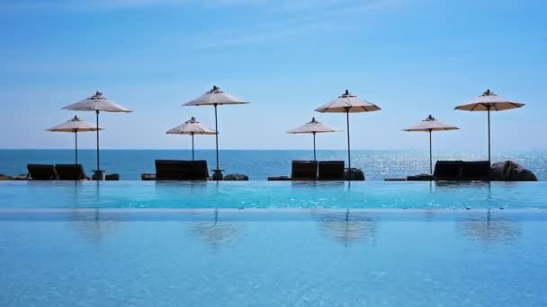 Guarda Sóis Vista Sobre Mar Piscina — Vídeo de Stock