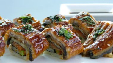 Ahşap tabakta soslu taze suşi, Japon yemeği tarzı. 