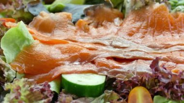 Somon balıklı taze saşimi, geleneksel Japon yemeği. 