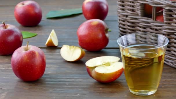 堆在木箱里的新鲜苹果和果汁杯 — 图库视频影像