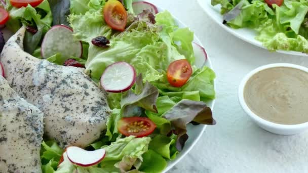 Deliciosa ensalada de pescado — Vídeo de stock