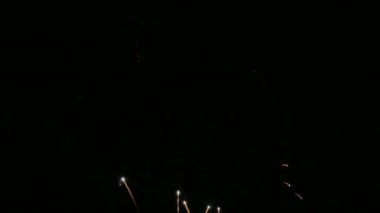 karanlık gece gökyüzünde parlayan havai fişek 4 k video