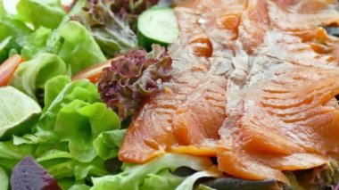 Somon balıklı taze saşimi, geleneksel Japon yemeği. 