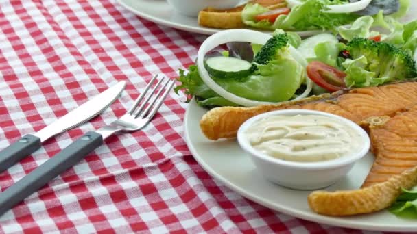 ホワイトプレートにソースと野菜がのったおいしいサーモンステーキ — ストック動画