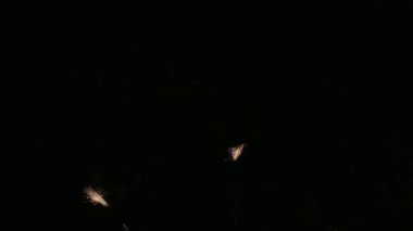 karanlık gece gökyüzünde parlayan havai fişek 4 k video