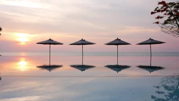 Sombrillas Puesta Sol Vista Sobre Mar Piscina — Vídeo de stock