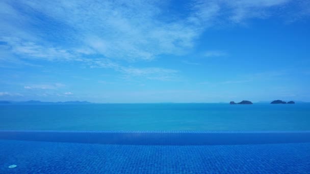 Piscina en el hotel — Vídeo de stock