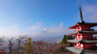 Japonya 'da Fuji Dağı ve Chureito Pagoda ile renkli sonbahar manzarası