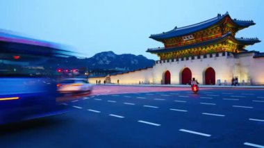 SEOUL, Güney Kore - 4 Aralık 2018: Seul, Güney Kore 'deki Gyeongbokgung Sarayı ve trafiğinin zaman aşımı