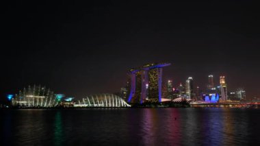 Singapur gece manzarası, modern şehir.