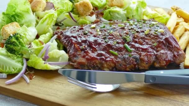 Delicioso Bife Grelhado Com Legumes Batatas Fritas — Vídeo de Stock