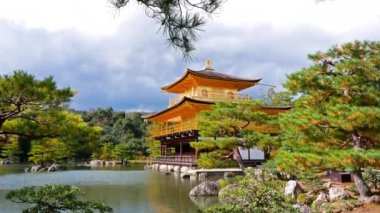 Kyoto, Japonya 'daki Kinkakuji Tapınağı Altın Çadırı ile Renkli Sonbahar.