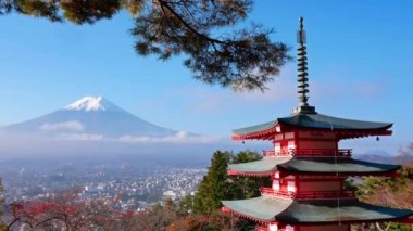 Japonya 'da Fuji Dağı ve Chureito Pagoda ile renkli sonbahar manzarası