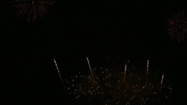 4k klip Gece gökyüzünde Güzel Havai fişek görüntüsü