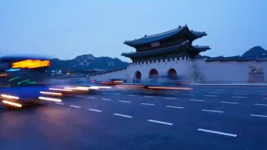 SEOUL, Güney Kore - 4 Aralık 2018: Seul Güney Kore 'deki Gyeongbokgung Sarayı ve trafiğinin zaman aşımı