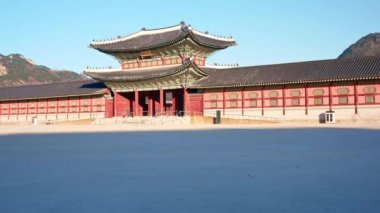 Gyeongbokgung Sarayı ve Güney Kore trafiği.