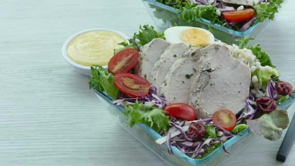 Delikat Rostat Kött Och Sallad Tallrikar — Stockvideo