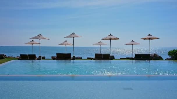 太陽の傘と海とプールの景色 — ストック動画