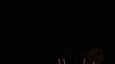 Gece gökyüzünde güzel bir havai fişek gösterisi 4K klibi