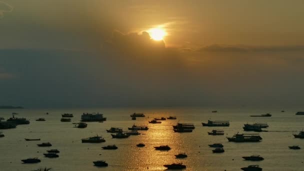 Günbatımı Manzarası Deniz Bir Sürü Tekne Dramatik Gökyüzü — Stok video