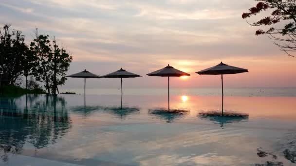 Ombrelloni Vista Tramonto Sul Mare Sulla Piscina — Video Stock