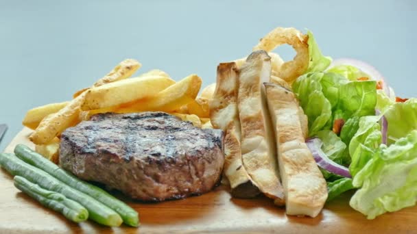 Vynikající Grilovaný Hovězí Steak Zeleninou Hranolky — Stock video