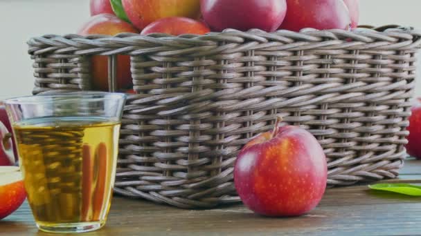 Pile Pommes Fraîches Dans Une Boîte Bois Des Verres Jus — Video