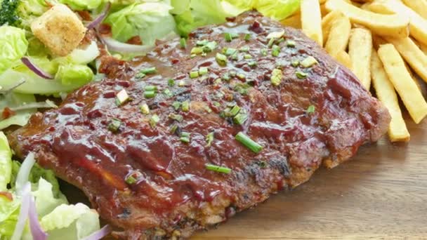 Delicioso Bistec Parrilla Con Verduras Papas Fritas — Vídeos de Stock