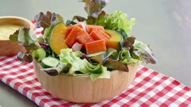 Ensalada Verduras Palo Cangrejo Con Salsa — Vídeo de stock