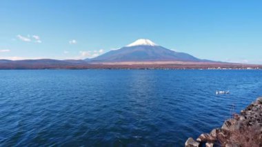 Japonya 'daki Fuji Dağı ile renkli sonbahar manzarası