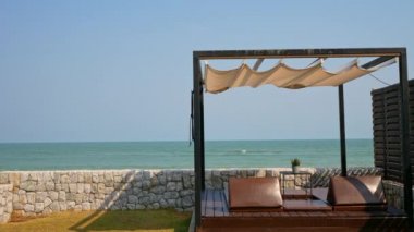 Plajda tropikal deniz ve şezlongları olan doğa