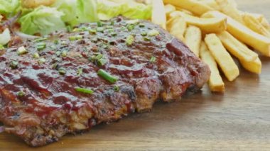 Lezzetli ızgara biftek, sebze ve patates kızartması.