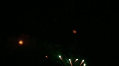 Gece gökyüzünde güzel bir havai fişek gösterisi 4K klibi