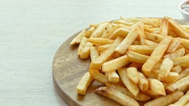 Hamburger ve patates kızartması.