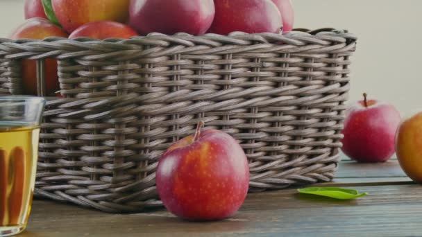 Pilha Maçãs Frescas Caixa Madeira Copos Suco — Vídeo de Stock