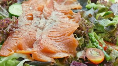 Somon balıklı taze saşimi, geleneksel Japon yemeği. 