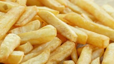 Hamburger ve patates kızartması.