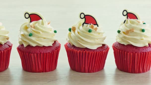 Rote Samt Cupcakes Mit Dekorationen Für Weihnachten — Stockvideo