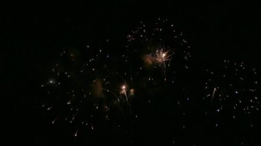 Gece gökyüzünde güzel bir havai fişek gösterisi 4K klibi