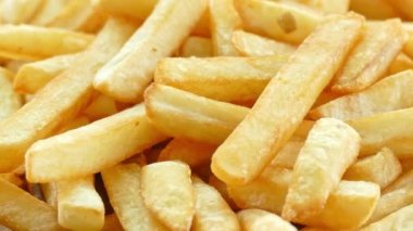 Hamburger ve patates kızartması.