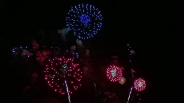 Gece gökyüzünde güzel bir havai fişek gösterisi 4K klibi