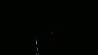 Gece gökyüzünde güzel bir havai fişek gösterisi 4K klibi