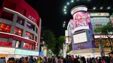 Şehir sokaklarında yürüyen insanlar