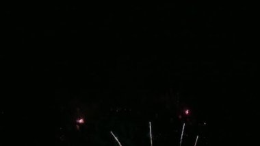Gece gökyüzünde güzel bir havai fişek gösterisi 4K klibi