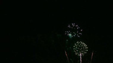 Gece gökyüzünde güzel bir havai fişek gösterisi 4K klibi