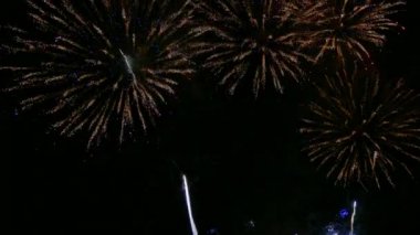 Gece gökyüzünde güzel bir havai fişek gösterisi 4K klibi