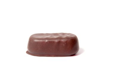 Beyaz arka plan üzerinde izole çikolata şeker. lezzetli truffle. İzole lezzetli çikolatalı pralin