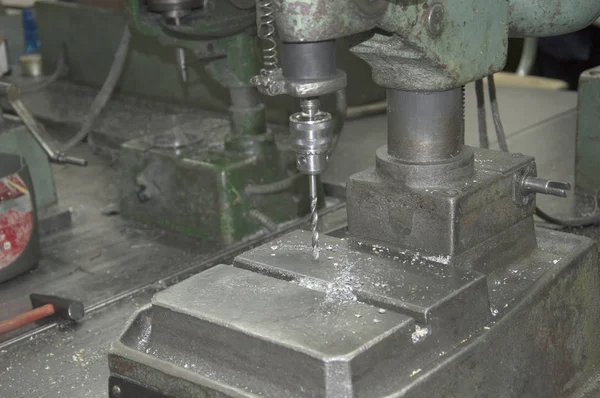 Lathe Machine Cutting Aluminium Screw Thread Shaft — Stock Photo, Image