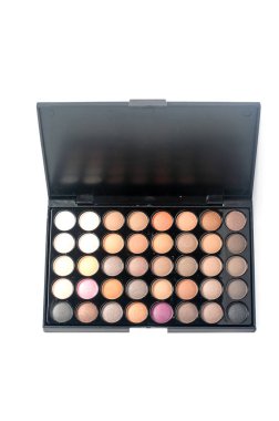 Beyaz arka plan üzerinde izole ayna ile göz farı paleti. Kozmetik göz üzerinde beyaz izole gölge, pearlescent gölgeler paleti. Araç kadar yapmak.