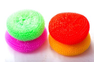 Mutfak scourer yastıkları üzerine beyaz izole Üstten Görünüm